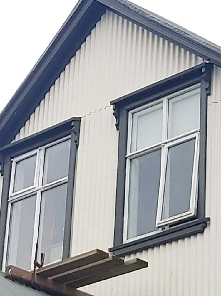 Gluggar og klæðning