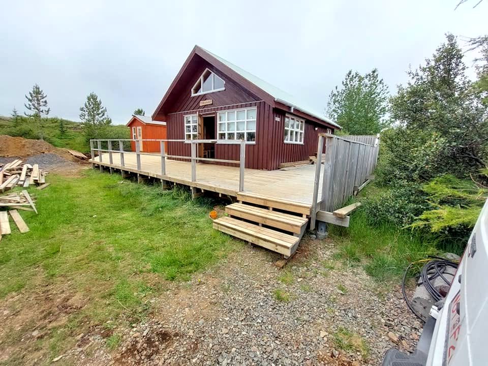 Pallur með handriði